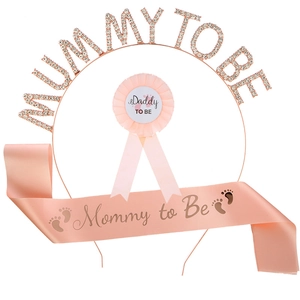 Serre-tête Mommy to Be en strass or rose avec écharpe en satin rose et badge Daddy to Be