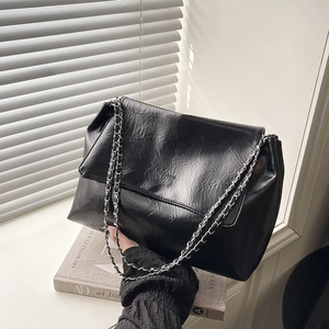 Sac bandoulière minimaliste en cuir plissé noir avec grande capacité et chaîne argentée