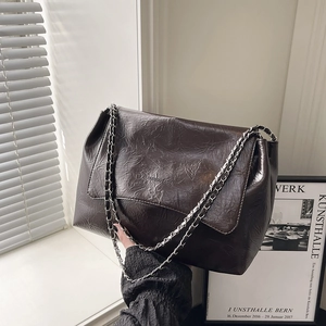 Sac bandoulière vintage marron foncé avec chaîne et texture en cuir plissé élégant