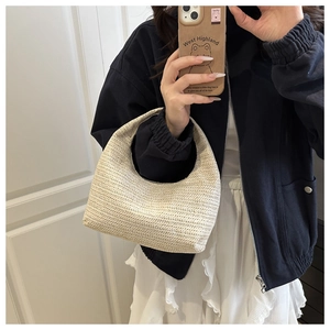 Selfie miroir d'un sac hobo minimaliste en paille blanc cassé avec texture en sergé