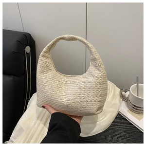Gros plan du sac hobo tissé beige avec poignée en demi-lune pour les vacances à la plage