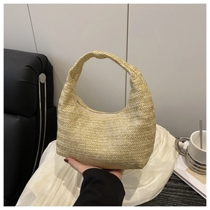Gros plan du sac hobo tissé beige avec texture sergé détaillée et fermeture éclair