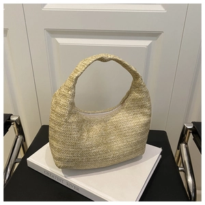 Gros plan sur la texture tissée beige et la fermeture éclair d'un sac hobo demi-lune