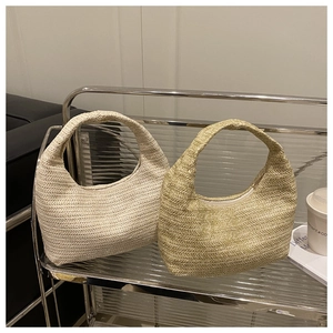Détail de sacs hobo tissés en beige et naturel sur une étagère de style minimaliste