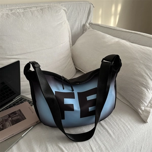 Grand sac bandoulière dégradé bleu-noir avec imprimé lettres FE et sangle en nylon