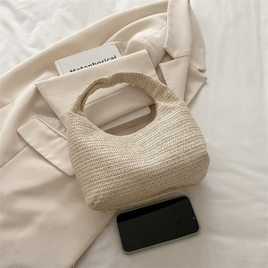 Sac à bandoulière tissé beige minimaliste pour femme avec un design chic en paille
