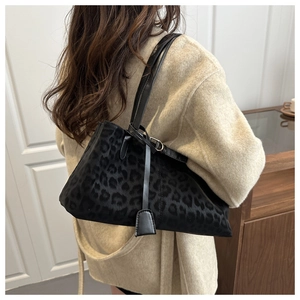 Détail du sac cabas léopard avec texture douce et fine bandoulière en cuir noir