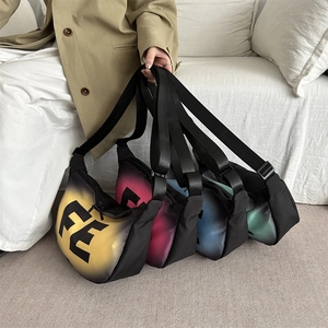 Sac bandoulière tendance dégradé avec imprimé FE et bandoulière réglable pour l'extérieur