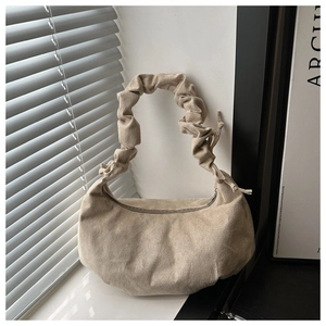 Détail du sac croissant beige avec poignée plissée et texture à cordon de serrage