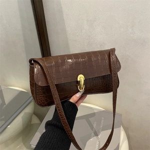 Sac baguette classique marron foncé à motif crocodile avec fermoir rotatif doré élégant