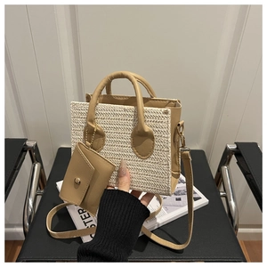 Détail du sac à main en paille et cuir avec mini pochette assortie et bandoulière chic