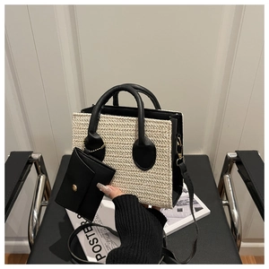 Détails du sac bandoulière en paille avec garniture en cuir noir et petit porte-monnaie