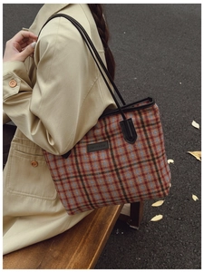 Détail du sac à bandoulière en laine à carreaux avec sangle en cuir et style vintage