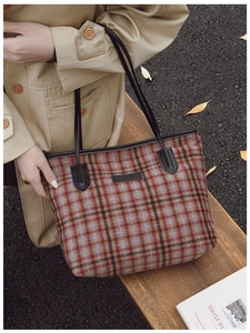 Détail du sac cabas en laine à carreaux avec poignée en cuir en décor automnal