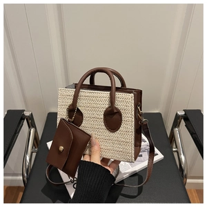 Détails du sac cabas en paille tressée avec bordure en cuir marron et porte-monnaie