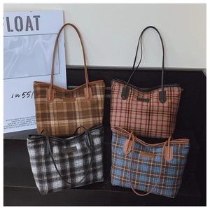 Détail de cabas en laine à carreaux avec anses en cuir en plusieurs coloris chic