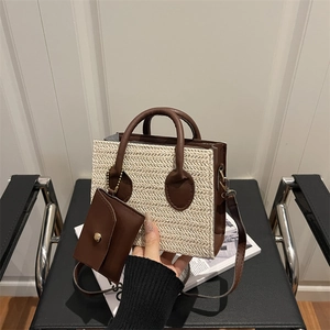 Sac cabas chic en paille avec bandoulières en cuir marron foncé et breloque enveloppe