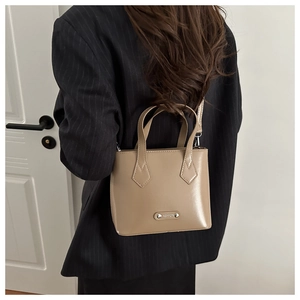 Khaki PU-Leder Eimertasche mit Metall-Fashionschild und Doppelgriffen in Nahaufnahme
