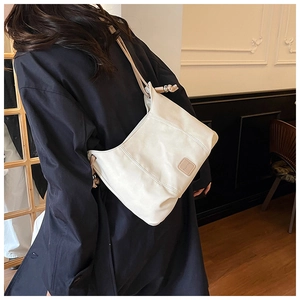 Detail of white PU leather shoulder bag with Fainic logo and silver ball buckle