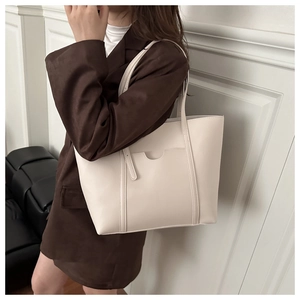 Sac fourre-tout minimaliste en cuir PU beige avec détail de poche et longues bandoulières