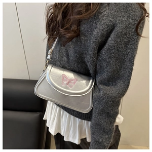 Silberne Umhängetasche mit rosa Schmetterlingsstickerei und Metallic-Oberfläche