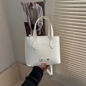 Schicke beige Handtasche aus PU-Leder mit Tragegriff und silberner Metall-Plakette