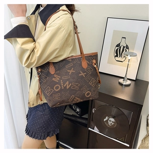 Détail du grand sac cabas avec imprimé de lettres tendance sur cuir synthétique de luxe