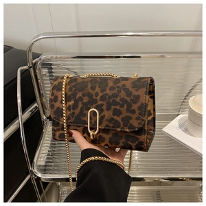 Détail de la texture léopard et de la boucle métallique dorée sur le sac à bandoulière