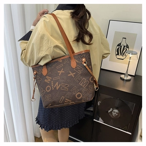 Gros plan détaillé du grand sac cabas à monogramme marron foncé avec bandoulière en cuir