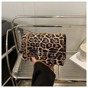 Détail de la texture léopard et de la chaîne dorée sur ce sac bandoulière tendance