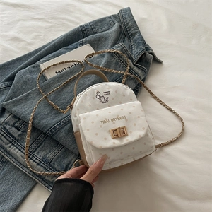 Sac à dos mignon avec imprimé chat, pois marrons et bandoulière en chaîne élégante