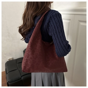 Detail view of burgundy leopard print tote bag in velvet fabric for casual commuting