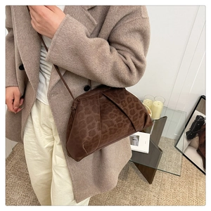 Détail du sac nuage plissé imprimé léopard porté avec un manteau d'hiver et bandoulière