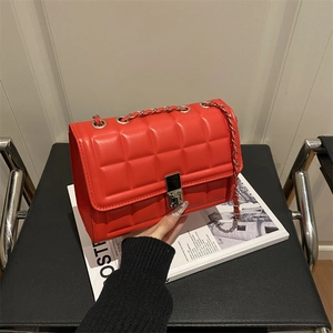 Sac à Bandoulière en Cuir PU Matelassé pour Femmes Sac Carré Minimaliste Avec Bandoulière en Chaîne Métallique Fermoir à Poussoir Sac à Main