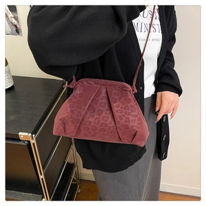 Détail du sac nuage à imprimé léopard marron-rouge avec design plissé et bandoulière