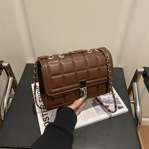 Sac bandoulière carré marron foncé avec motif matelassé et chaîne argentée