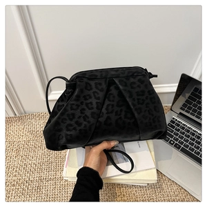 Vue détaillée du sac nuage à motif léopard avec texture plissée et fine bandoulière noire