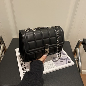 Sac bandoulière carré noir matelassé avec bandoulière chaîne et fermoir en métal
