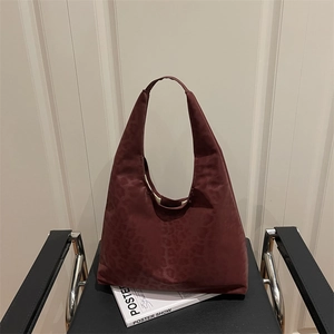 Deep burgundy leopard print tote bag with large capacity for casual commuting