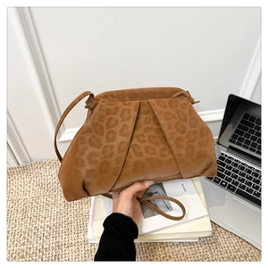 Détail du sac à main imprimé léopard marron en cuir PU avec un design de nuage plissé élégant