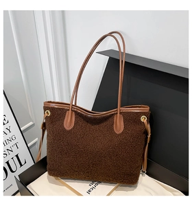 Detailansicht der kaffeebraunen Teddy-Fleece-Tasche mit braunen Kunstledergriffen