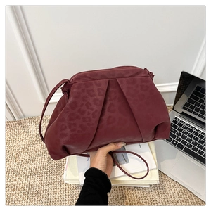 Détail du sac nuage bordeaux embossé léopard avec cuir plissé souple et fine bandoulière
