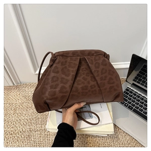 Vue détaillée du sac à imprimé léopard avec texture plissée et fine bandoulière élégante