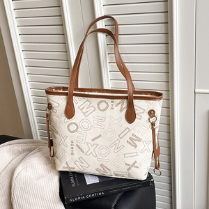 Grand sac cabas tendance avec imprimé monogramme vintage et finitions en cuir marron
