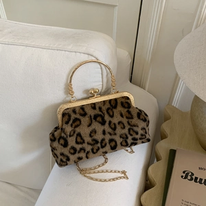 Sac à Main Coquille en Peluche Imprimé Léopard Sac Bandoulière Rétro Chaîne Dorée Avec Poignée Métallique Sac à Épaule Élégant pour Femmes