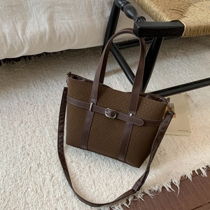 Grand sac cabas rétro marron en laine avec lanières en cuir sur tapis blanc