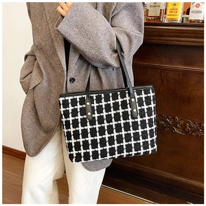Bolso tote a cuadros blancos y negros con asas de cuero para un estilo femenino moderno