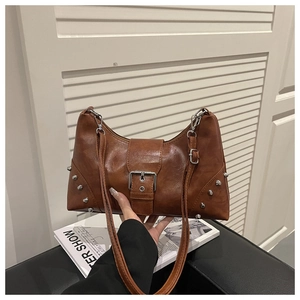 Détails d'un sac cabas marron vintage avec rivets argentés et grande boucle en métal