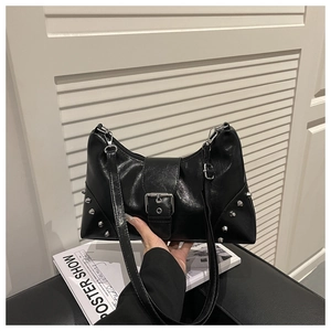 Détail du sac punk noir avec clous argentés et sangle à boucle métallique décorative