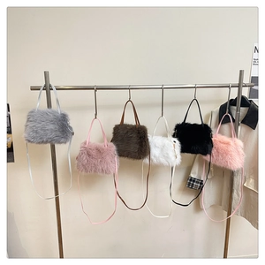 Nahaufnahme von Mini-Plüschbeuteltaschen in sechs Farben mit passenden Schultergurten